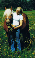Allgaeu Maedel mit Pferd