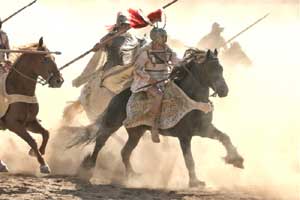 Alexander führt seine Reiterei in die Schlacht von Gaugamela und gelangt durch seinen Geniestreich in die direkte Nähe des Darius, der in Panik flieht.