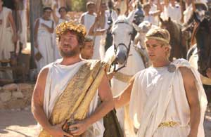 Val Kilmer und Colin Farrell als Philipp und Alexander vor dem Einzug in die Arena von Theben, wo Philipp kurze Zeit später ermordet wird.