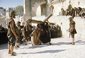 Jesus schleppt sein Kreuz durch Jerusalem