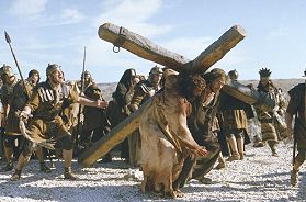 Jesus wird mit Kreuz zum Golgatha geprügelt