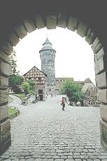 Blick in den Burgvorhof mit Sinweltturm