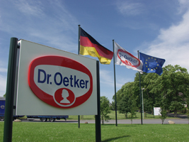 Vor dem Dr Oetker Werk Oerlinghausen