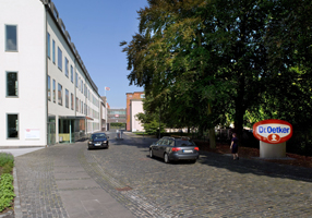 Zufahrt zur Dr Oetker Firmenzentrale in Bielefeld